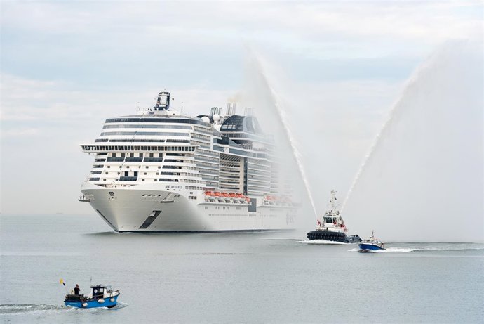 MSC Meraviglia arribant a l'Havre (França)