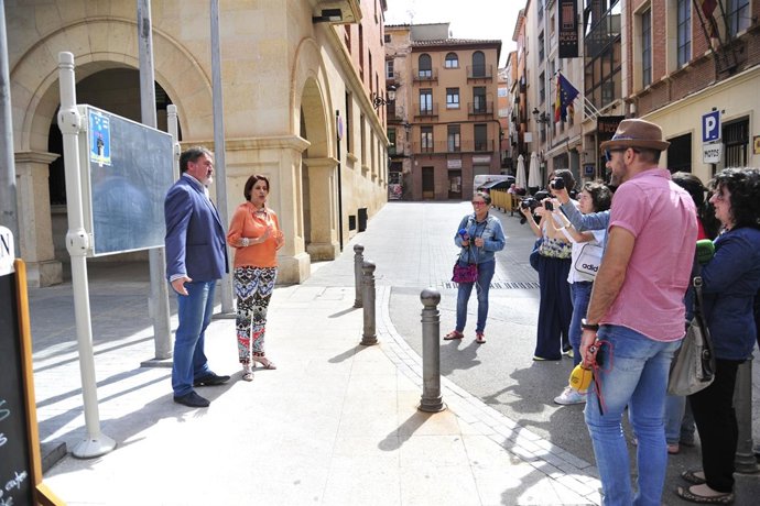 La alcaldesa de Teruel inaugura los paneles para colocar carteles anunciadores