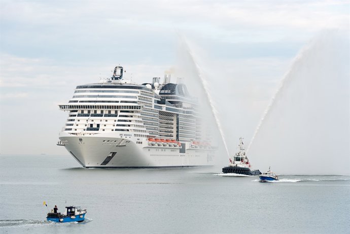 MSC Meraviglia llegando a Le Havre (Francia)