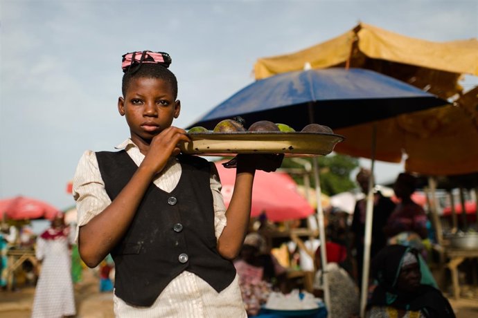 Niña trabajando en un mercado en Ghana (Trabajo infantil)