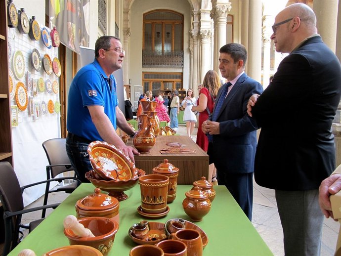 Reyes inaugura el I Festival de la Artesanía 