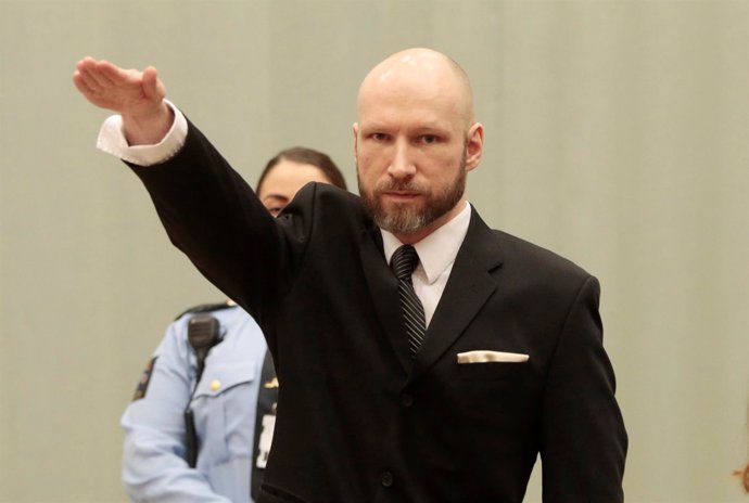 Anders Breivik hace el saludo nazi en un juicio