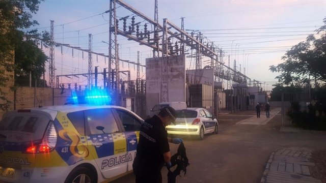 Policías inspeccionando la subestación eléctrica y la ropa encontrada
