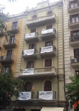 Pancanrtas en la calle Entença de Barcelona contra la expulsión de vecinos