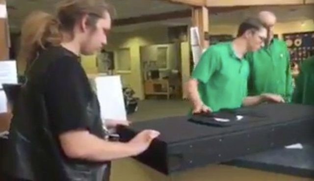 Joven guitarrista recibe regalo póstumo de su padre por su cumpleaños