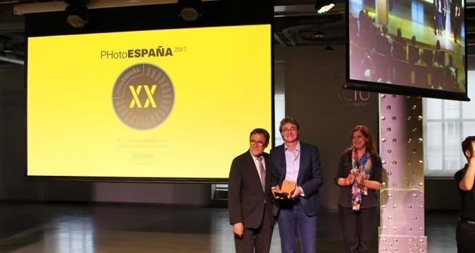 L Ayuntamiento de Madrid recibe la Medalla del Aniversario de PHotoESPAÑA