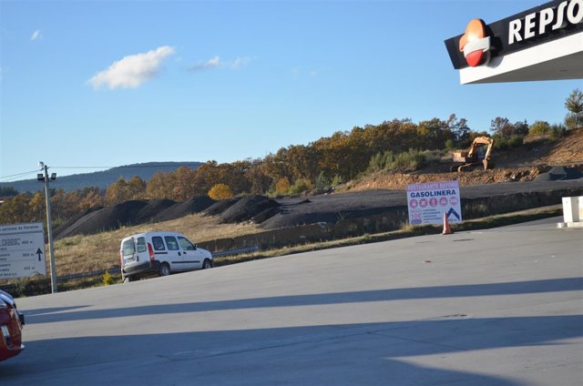 Acopio de residuos junto a la A-52