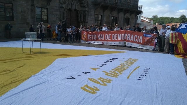 Concentración a favor del referéndum catalán en Santiago