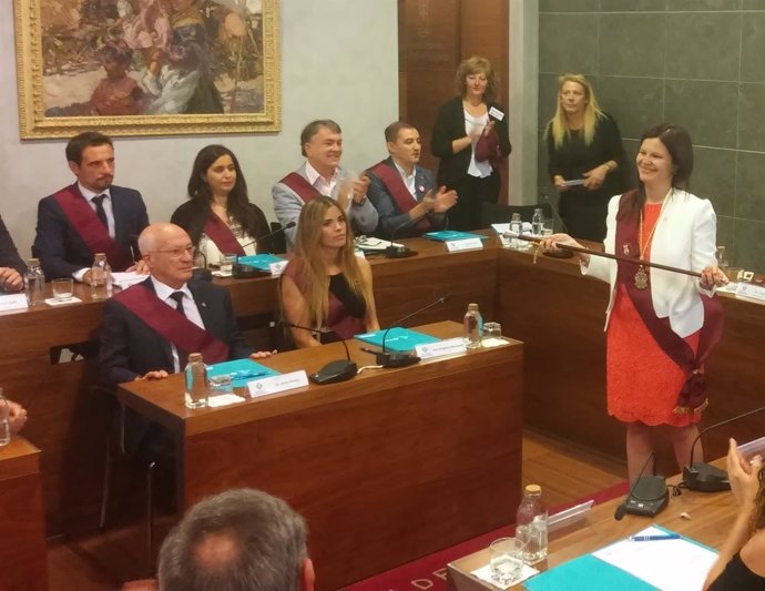 Maria Miranda (PSC) recibe la vara de mando como alcaldesa de Castelldefels
