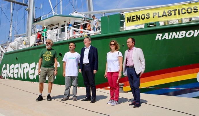 Ximo Puig visita el barco de Greenpeace