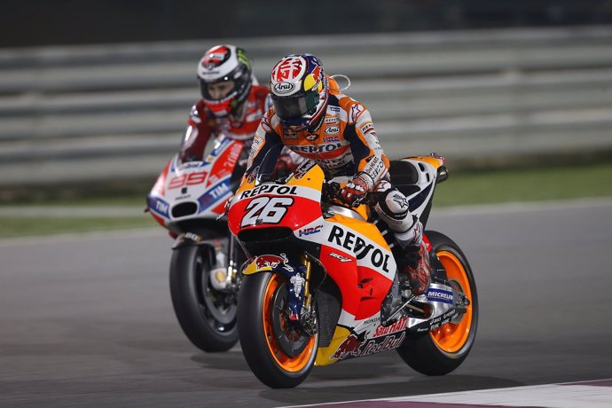 Pedrosa rueda delante de Lorenzo