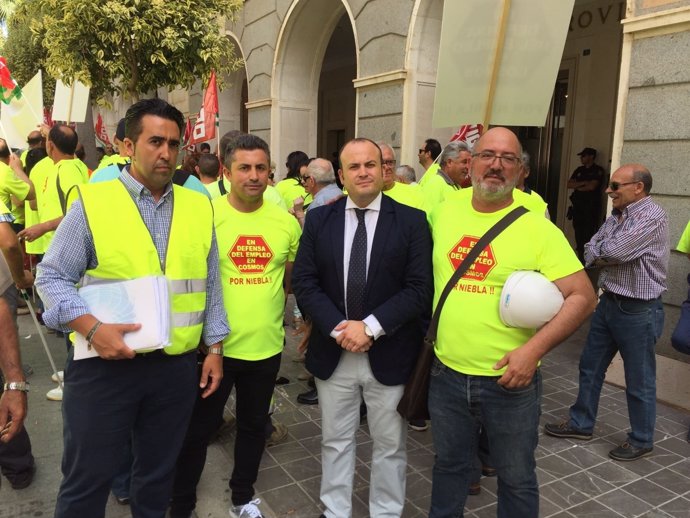 Julio Díaz, con trabajadores de la cementera de Niebla (Huelva)