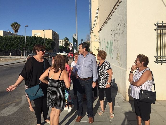 Juan Carlos Pérez Navas (PSOE) con vecinos de Las 500 Viviendas