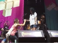 Amor y música en el Festival de les Arts con una petición de mano en el concierto de Miss Caffeina