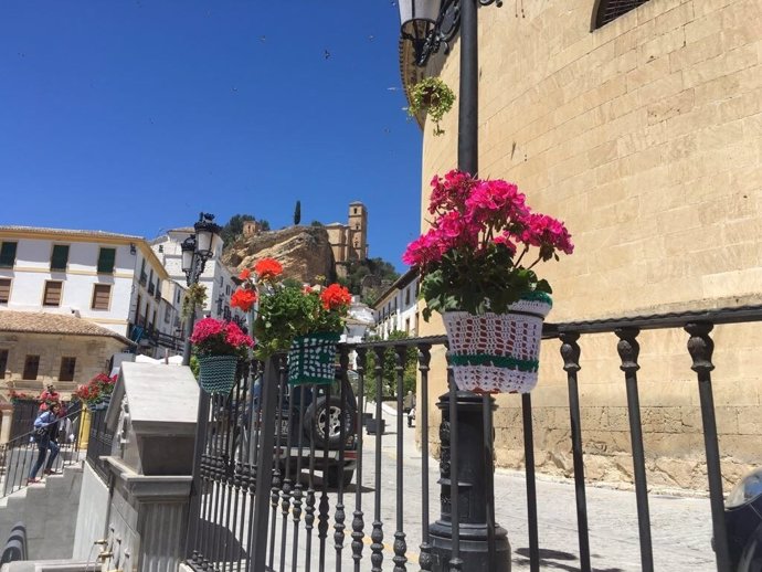 Macetas decoradas con ganchillo en Montefrío (Granada)