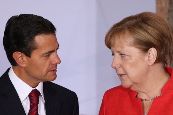 La canciller alemana Angela Merkel habla con el presidente de México Enrique Peñ