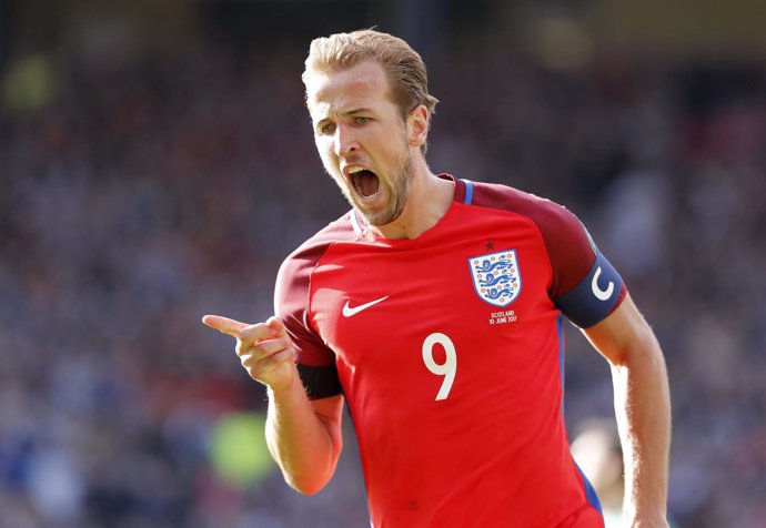 Kane frustra a Escocia e Inglaterra sigue líder