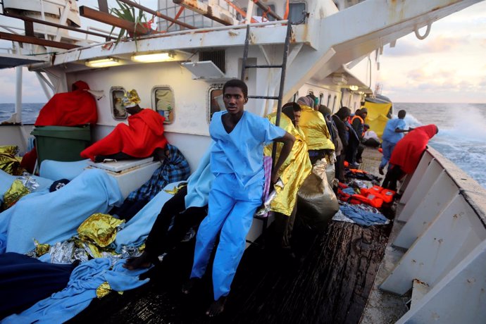 Varios pescadores en un barco de arrastre en Senegal.