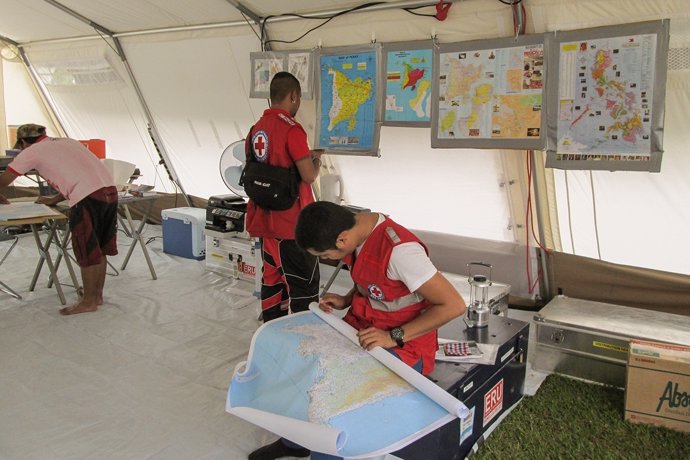 Trabajadores de Cruz Roja comprueban mapas para dar ayuda humanitaria