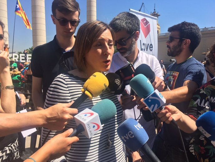La presidenta del Parlament, Carme Forcadell, atiende a los medios en Montjuïc