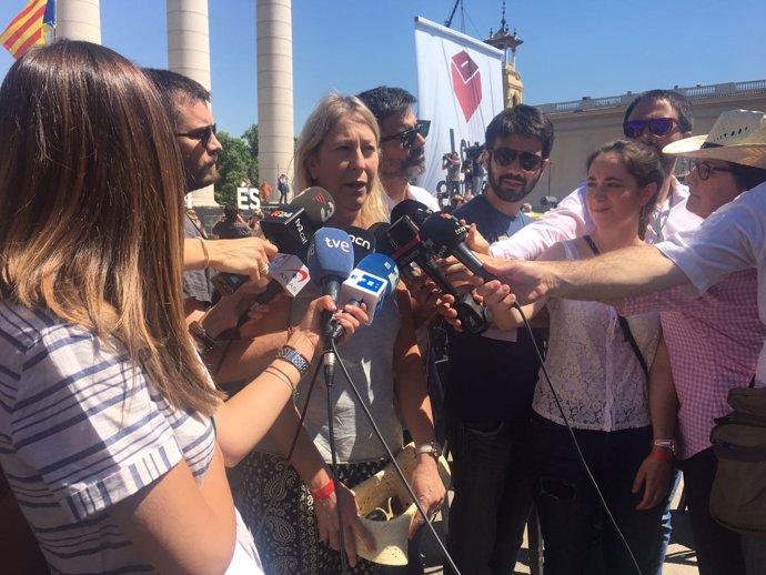 La consellera de Presidencia, Neus Munté, atiende a los medios en Montjuïc