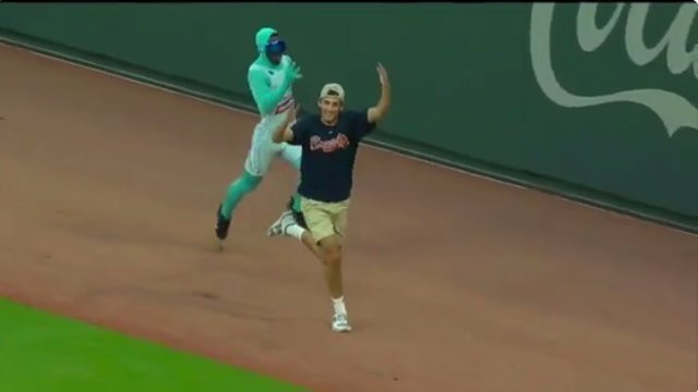 Un joven pierde una carrera contra Mr. Freeze en un partido de béisbol