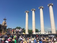 Miles de personas se concentran en Barcelona en apoyo al referéndum de independencia