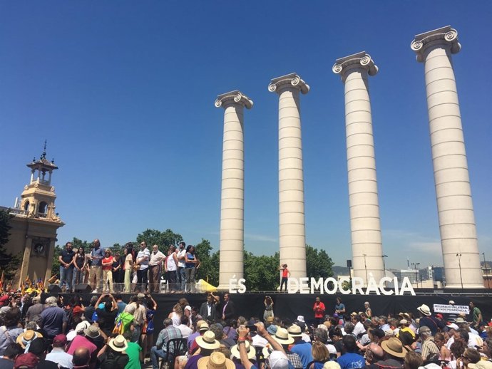 Concentració pel referèndum en Montjuïc