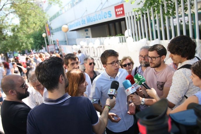 Iñigo Errejón atén als mitjans davant l'Hospital de Móstoles