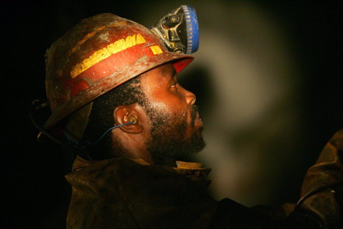 Un minero de un pozo de oro en Sudáfrica