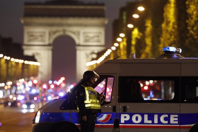 Atentado en los Campos Elíseos en París