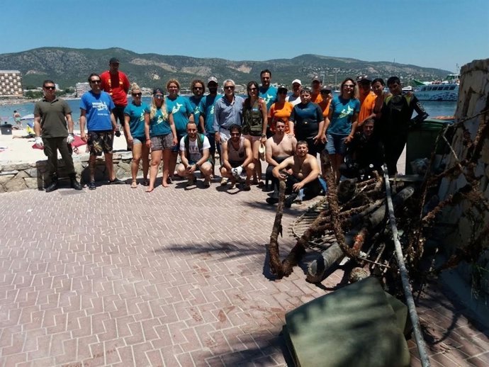 Limpieza en playa en Son Matíes