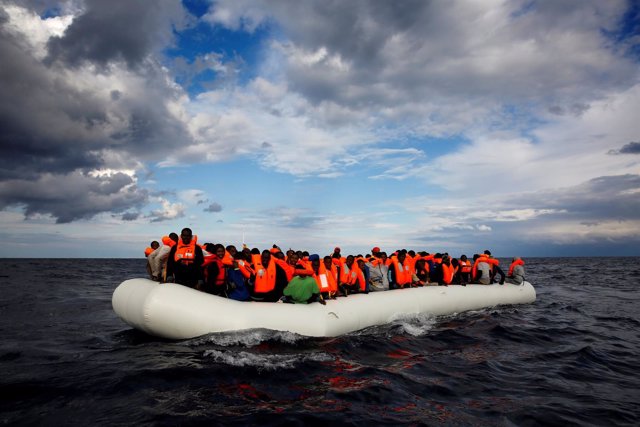 Inmigrantes en un bote en el Mediterráneo