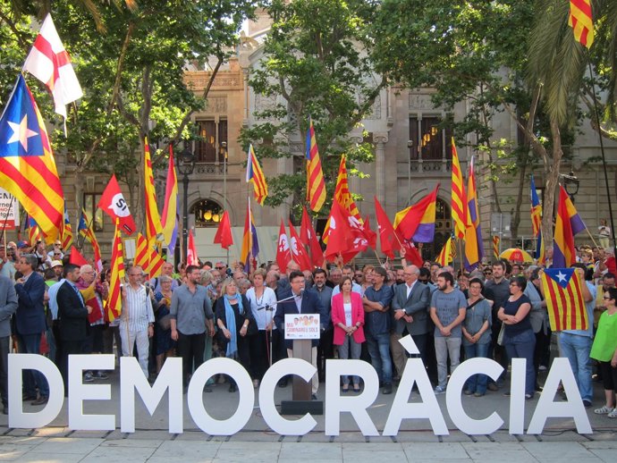 El secretari tercer de la Mesa  del Parlament J.J.Nuet