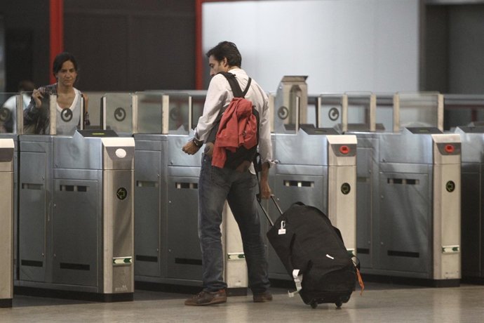 Recurso gente con maletas, viajeros, metro