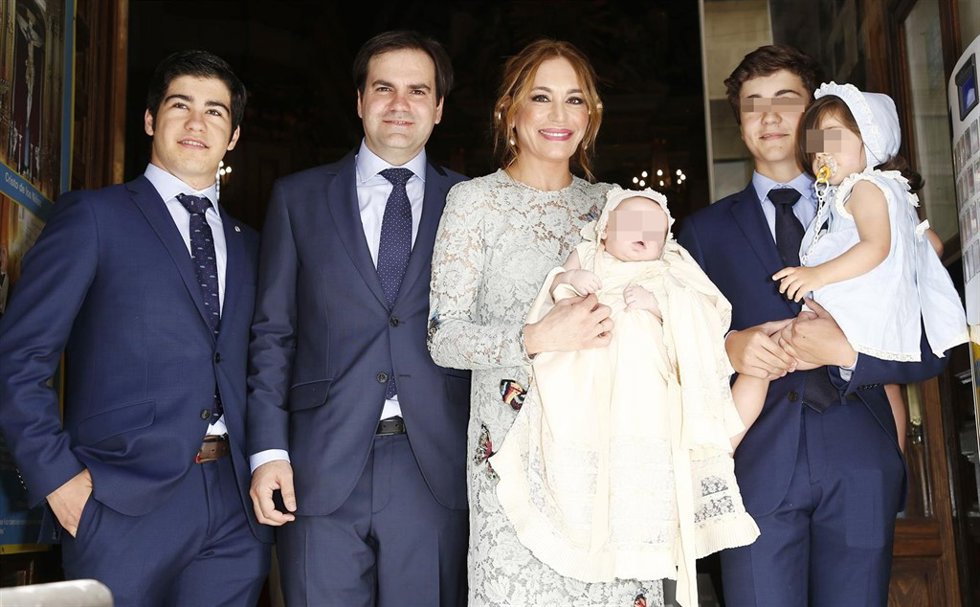 Gemma Ruiz y Juan Díaz bautizan a su hijo Juan rodeados de familia y amigos