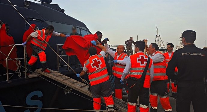 Desembarcament d'immigrants rescatats i atesos per la Creu Roja