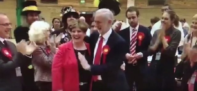 Jerremy Corbyn intenta 'chocar cinco' con Emily Thornberry y le sale mal