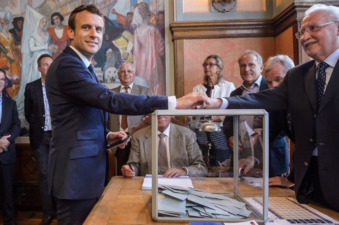Emmanuel Macron vota en las legislativas