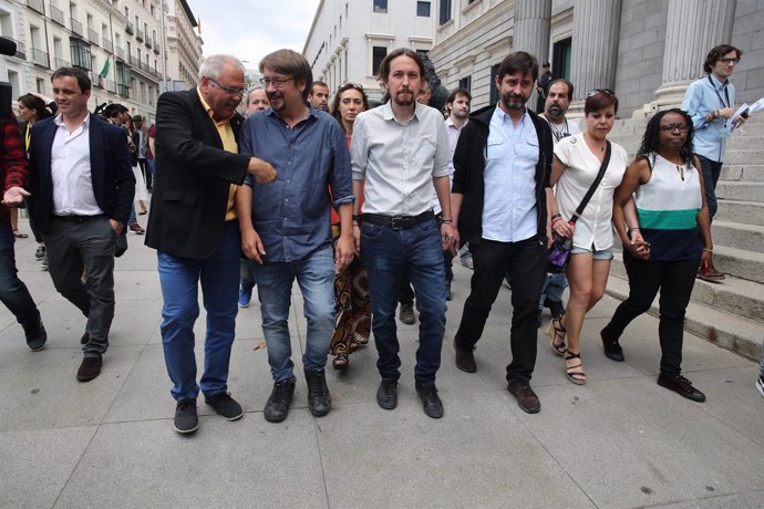 Pablo Iglesias recibe al colectivo de taxistas en la Puerta de los Leones