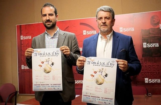 Hernández y el presidente de la Federación de Pelota a Mano 