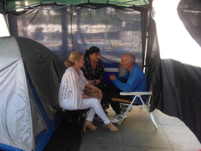 Las dos socialistas reunidas con el agricultor toresano. 