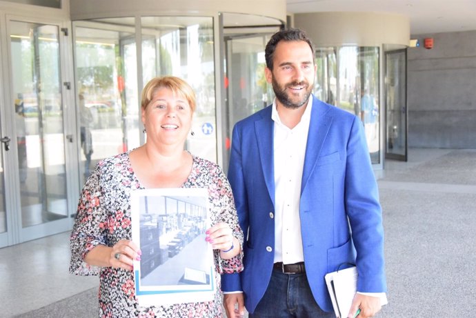 12062017 - Maria Del Carmen Moreno Y Daniel Perez En La Puerta De La Gerencia 