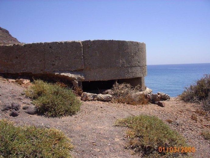 Restos de la fortificación en la carretera de acceso al faro de Cabo de Gata