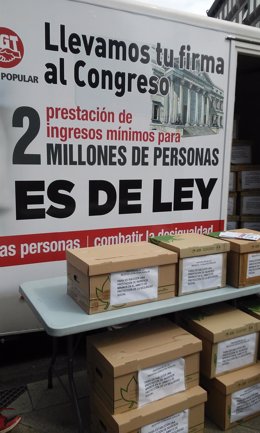 Los sindicatos presentan firmas para pedir una prestación de ingresos mínimos