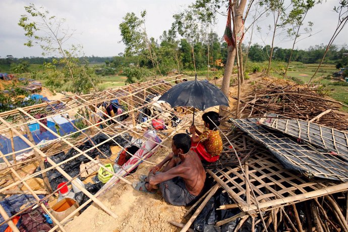 Refugiados rohingya en su campamento tras el paso del ciclón 'Mora'