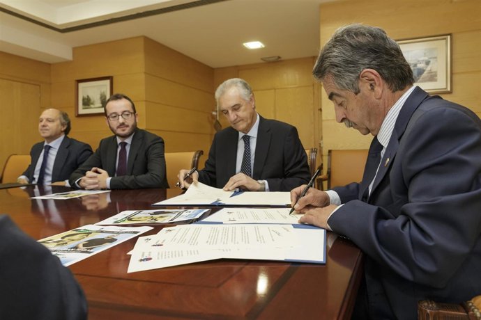 Revilla firma el acuerdo con el director de El Corte Inglés