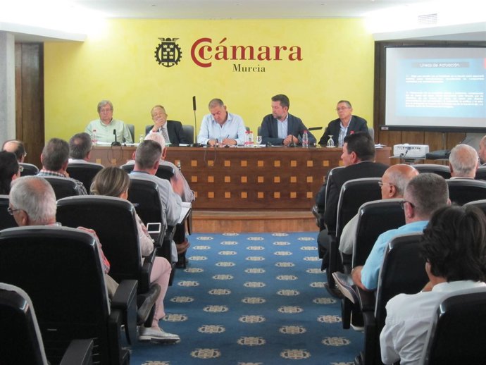       Imagen De La Reunión Del Círculo Del Agua                         