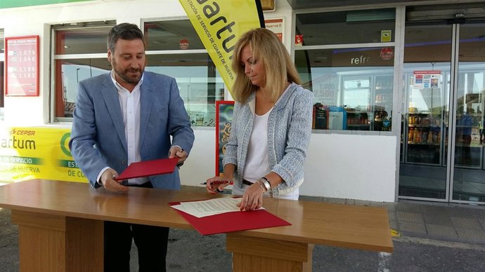 José Luis Soro y Pilar Soto han firmado el acuerdo en la estación de Cuarte