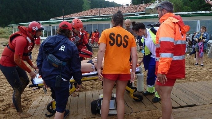 Simulacro en la playa de Laga